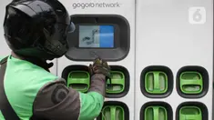 Pengendara ojek online (ojol) mengganti baterai di Stasiun Pengisian Kendaraan Listrik Umum (SPKLU) dan Battery Swapping Station SPBU Pertamina, MT. Haryono, Jakarta, Senin (7/11/2022). Sejak pemerintah resmi menaikkan harga BBM mulai dari pertalite, solar dan pertamax, kendaraan bermotor listrik berbasis baterai (KBLBB) sebagai alternatif kendaraan kembali ramai dibicarakan. (Liputan6.com/Herman Zakharia)