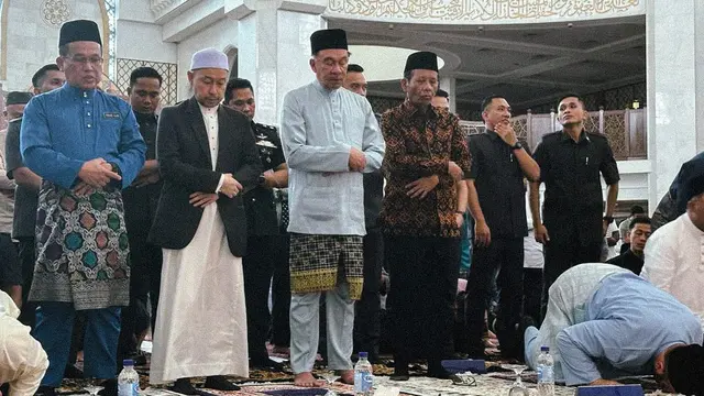 Cawapres nomor urut 3, Mahfud Md bertemu dengan Perdana Menteri (PM) Malaysia Dato Seri Anwar Ibrahim, Jumat (8/12/2023). (Foto: Istimewa)