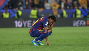 Lamine Yamal tampak lesu usai Barcelona kandas 0-2 dari Atletico Madrid pada leg 1 perempat final Liga Champions 2025/2026 di Camp Nou. (Lluis GENE / AFP)