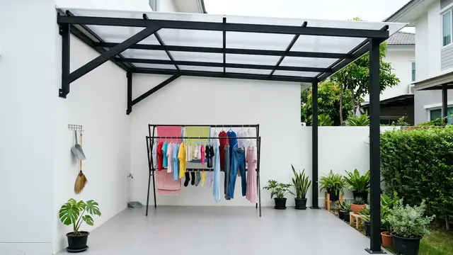 Ide Jemuran Samping Rumah dengan Kanopi Polikarbonat yang Tetap Terang Sepanjang Hari. Gemini