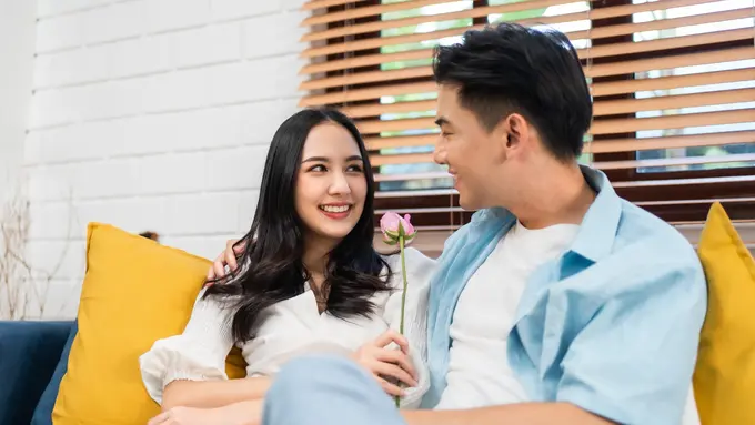 perempuan dan pasangan duduk mawar