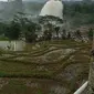 Semburan air dengan debit cukup besar, akibat kebocoran saluran Pipa Pembangkit Listrik Tenaga Mikrohidro (PLTMH) Cirompang, Kecamatan Bungbulang, Kabupaten Garut, Jawa Barat, mengagetkan warga sekitar. (Liputan6.com/Jayadi Supriadin)