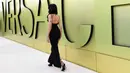 Dua Lipa tiba untuk peragaan busana Versace Fall/Winter 2023 di Pacific Design Center, West Hollywood, California, Amerika Serikat, 9 Maret 2023. Wanita berusia 27 tahun ini melengkapi penampilannya dengan gaun hitam klasik yang diikat ke pinggang. (Jon Kopaloff/Getty Images/AFP)