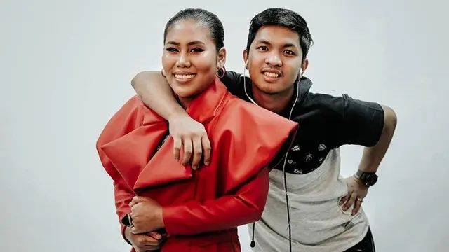 7 Potret Mesra Evi Masamba dan Sang Suami yang Jarang Tersorot