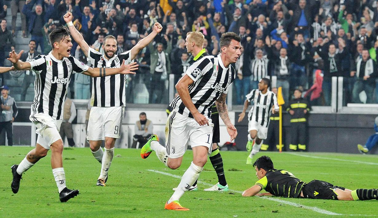 Striker Juventus, Mario Mandzukic, merayakan gol yang dicetaknya ke gawang Sporting Lisbon pada laga Liga Champions di Stadion Allianz, Turin, Rabu (18/10/2017). Juventus menang 2-1 atas Sporting. (AP/Alessandro Di Marco)