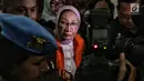 Tersangka kasus dugaan penyebaran berita hoaks, Ratna Sarumpaet keluar dari ruang tahanan Polda Metro Jaya, Kamis (31/1). Penyidik melimpahkan Ratna Sarumpaet dan barang bukti kepada Kejaksaan Tinggi (Kejati) DKI Jakarta. (Liputan6.com/Faizal Fanani)