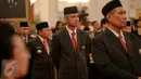 Gubernur Jawa Tengah, Ganjar Pranowo saat menghadiri upacara pemberian tanda kehormatan di Istana Negara Jakarta, Kamis (13/8). Dalam rangka peringatan HUT ke-70 Kemerdekaan RI, Presiden memberikan sejumlah tanda kehormatan. (Liputan6.com/Faizal Fanani)