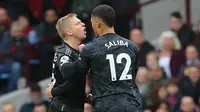 Bek Arsenal, Oleksandr Zinchenko, mencetak gol penyeimbang ke gawang Aston Villa pada laga pekan ke-24 Premier League 2022/2023 yang digelar di Villa Park, Sabtu (18/2/2023) malam WIB. (AFP/Geoff Caddick)