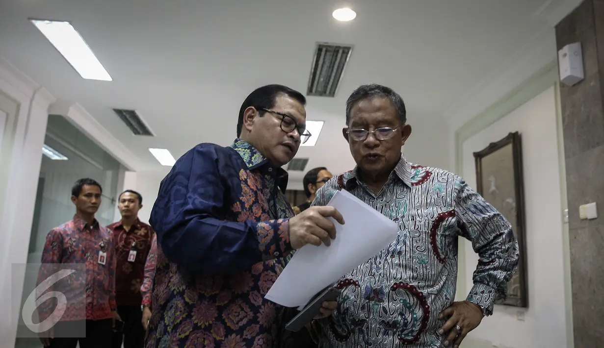 Darmin Nasution  (kanan) dan Pramono Anung berdiskusi jelang pengumuman paket kebijakan ekonomi jilid XI, Jakarta, Selasa (29/3). Salah satu paket kebijakan yaitu pengendalian resiko untuk memperlancar arus barang di pelabuhan (Liputan6.com/Faizal Fanani)