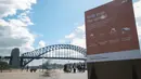 Para wisatawan terlihat di dekat Sydney Harbour Bridge di Sydney, Australia, pada 1 September 2020. Sektor pariwisata di Australia terdampak parah oleh pandemi COVID-19. (Xinhua/Hu Jingchen)