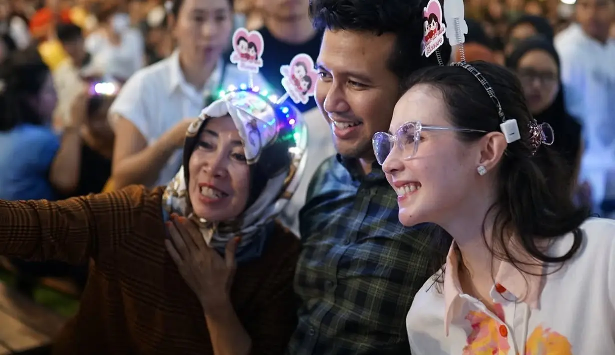 Pasutri ini tampil romantis dan kompak tampil semi kasual dengan kemeja yang nyaman dan celana panjang [@arumibachsin_94]