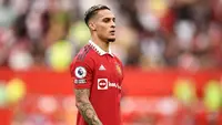 Antony telah resmi menjalani penampilan debutnya di Liga Inggris bersama Manchester United. Tak hanya itu, ia juga telah sukses mencetak gol perdananya saat mengalahkan Arsenal 3-1 pada Minggu (04/09/2022) kemarin. Sebelumnya, penyerang 22 tahun tersebut direkrut dari Ajax Amsterdam dengan biaya 95 juta euro. (AFP/Oli Scarff)
