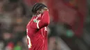 Pemain Liverpool, Amara Nallo, tampak kecewa setelah mendapat kartu merah saat melawan Crystal Palace dalam laga putaran keempat Carabao Cup 2025/2026 yang digelar di Stadion Anfield, Kamis (30/10/2025) dini hari WIB. (AP Photo/Jon Super)