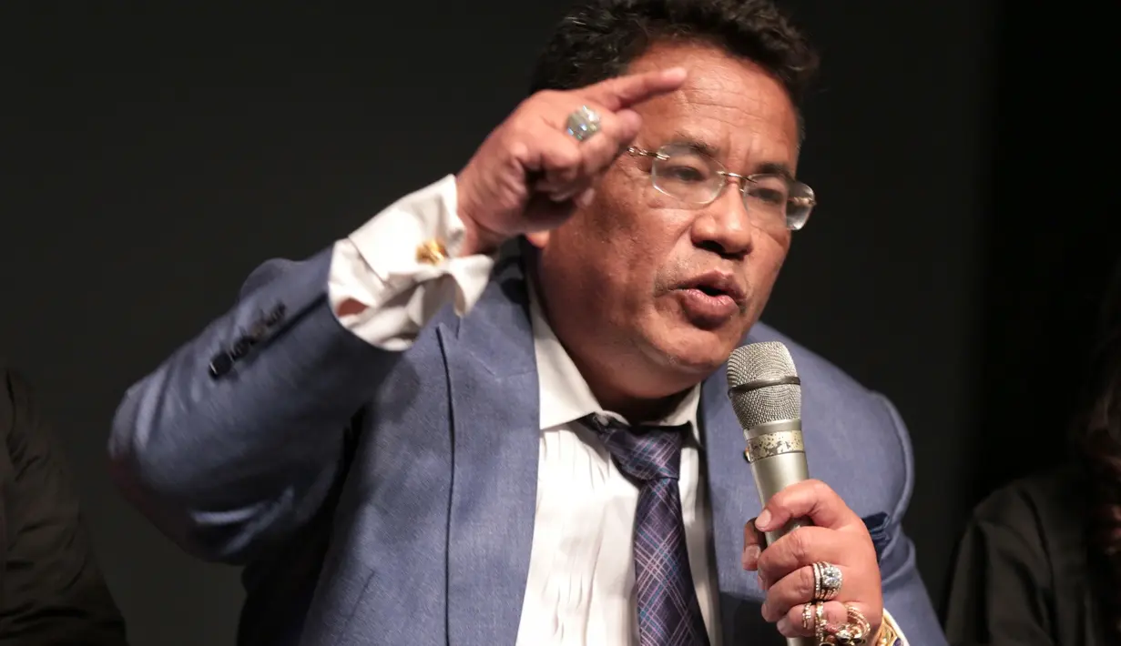 Pengacara sukses yang dikenal kaya raya. Dari beberapa unggahan fotonya, ia banyak dikelilingi wanita cantik dan seksi. Unggahan bersama cewek cantik dan seksi itu menuai kontroversi dari masyarakat. (Adrian Putra/Bintang.com)