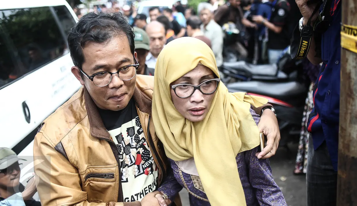 Kerabat mendatangi rumah mewah lokasi perampokan sadis di Jalan Pulomas Utara, Kayuputih, Pulogadung, Jakarta Timur, Selasa (27/12). Sebanyak 11 penghuni rumah mewah itu disekap dalam kamar mandi berukuran 1,5 x 1,5 meter. (Liputan6.com/Faizal Fanani)