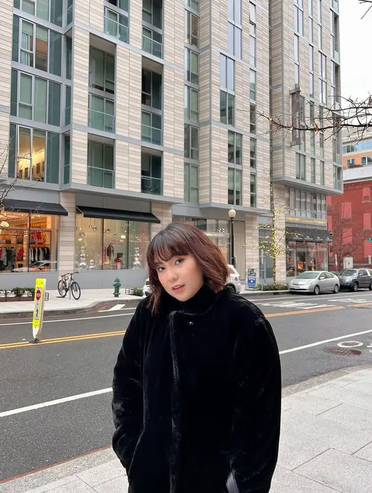 <p>Riasan bergaya korean look bisa dimiliki dengan mudah. Kompleksi waja sempurna disertai penambahan warna lembut dan sedikit aplikasi eyeliner tipis yang membingkai mata membuat tampilan semakin menjanjikan. (Foto: Instagram/ Angelica Manopo)</p>