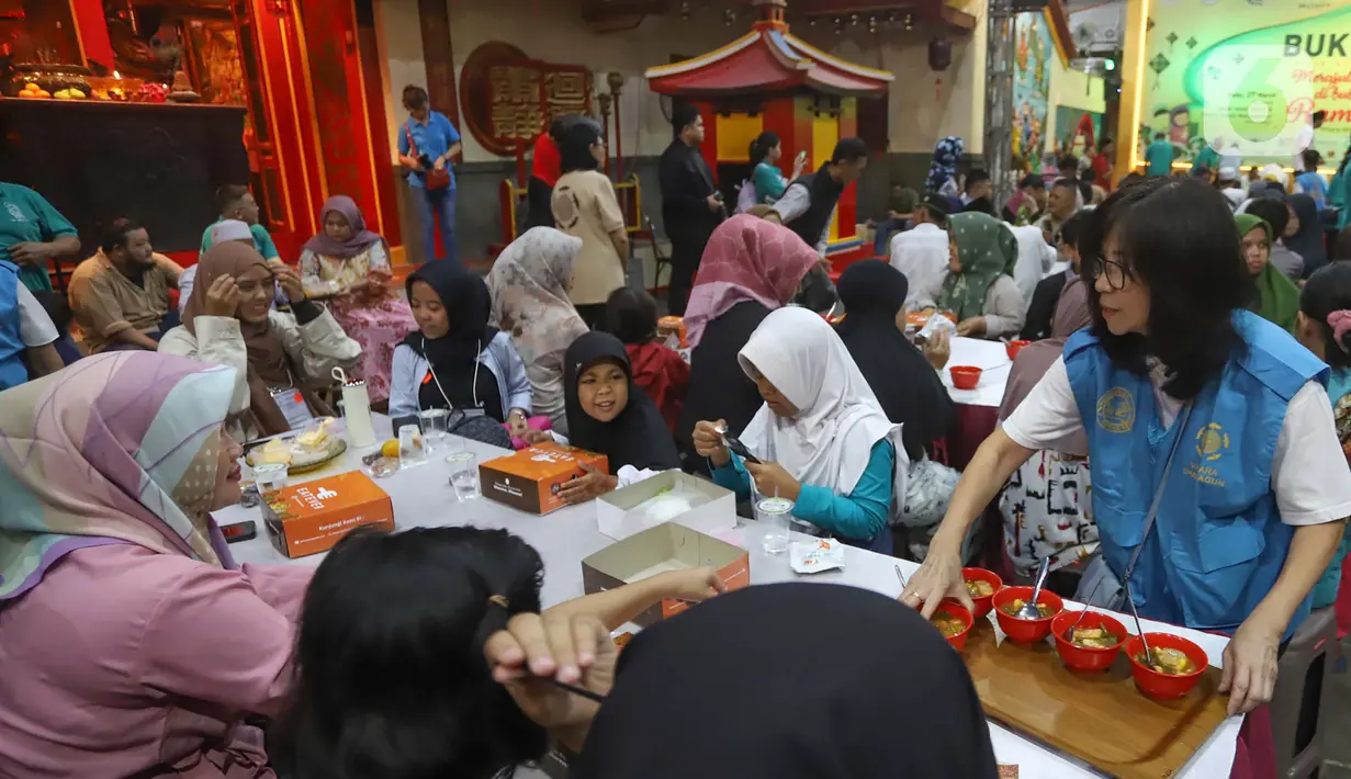 Kegiatan tersebut bertujuan untuk saling berbagi dan merajut kebersamaan di bulan suci Ramadan. (merdeka.com/Arie Basuki)