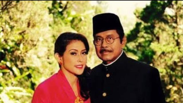 Putri politisi Partai Golkar Fahmi Idris, Fahira Idris, mengumumkan kabar bahagia kepada publik. Sang ayah yang sudah lama menduda akan menikah dengan sosok wanita bernama Yeni Fatmawati.