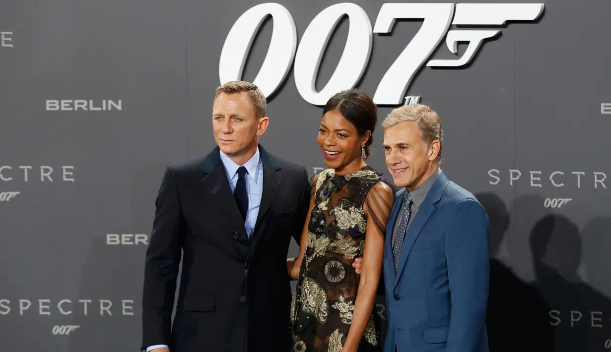 Aktor Daniel Craig, Naomie Harris and Christoph Waltz (ki-ka) berpose saat menghadiri premiere film terbarunya James Bond 007 "Spectre" di Berlin, Jerman, (28/10/2015). Film ini diproduksi oleh Eon Productions. (REUTERS/Fabrizio Bensch)