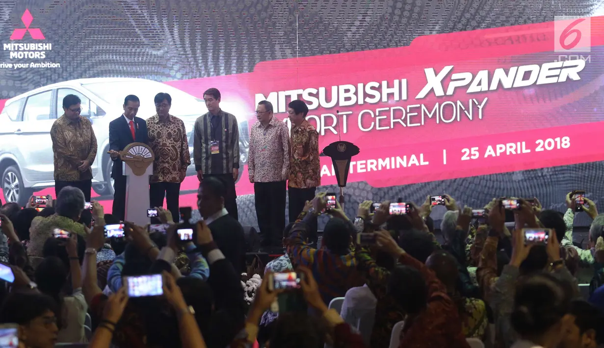 Presiden Jokowi bersama Menteri Perindustrian Airlangga Hartarto dan Chief Executive Mitsubishi Motors Osamu Masuko saat pelepasan ekspor perdana Mitsubishi Xpander di IPC Car Terminal, Cilincing, Jakarta, Rabu (25/4). (Liputan6.com/Angga Yuniar)
