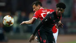 Pemain Arsenal, Ainsley Maitland-Niles berebut bola dengan pemain Red Star Belgrade, Slavoljub Srnic pada pertandingan Grup H Liga Europa di Stadion Rajko Mitic, Kamis (19/10). Arsenal menang 1-0, berkat gol Olivier Giroud. (AP/Darko Vojinovic)