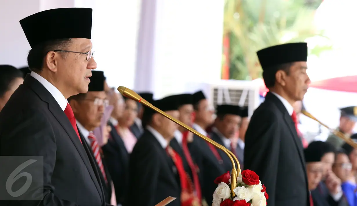 Ketua DPD, Irman Gusman (kiri) saat mengikuti upacara Peringatan Hari Kemerdekaan ke-71 RI di Istana Merdeka, Jakarta, Rabu (17/8). HUT Kemerdekaan RI tahun ini mengangkat tema Indonesia Kerja Nyata. (Liputan6.com/Faizal Fanani)