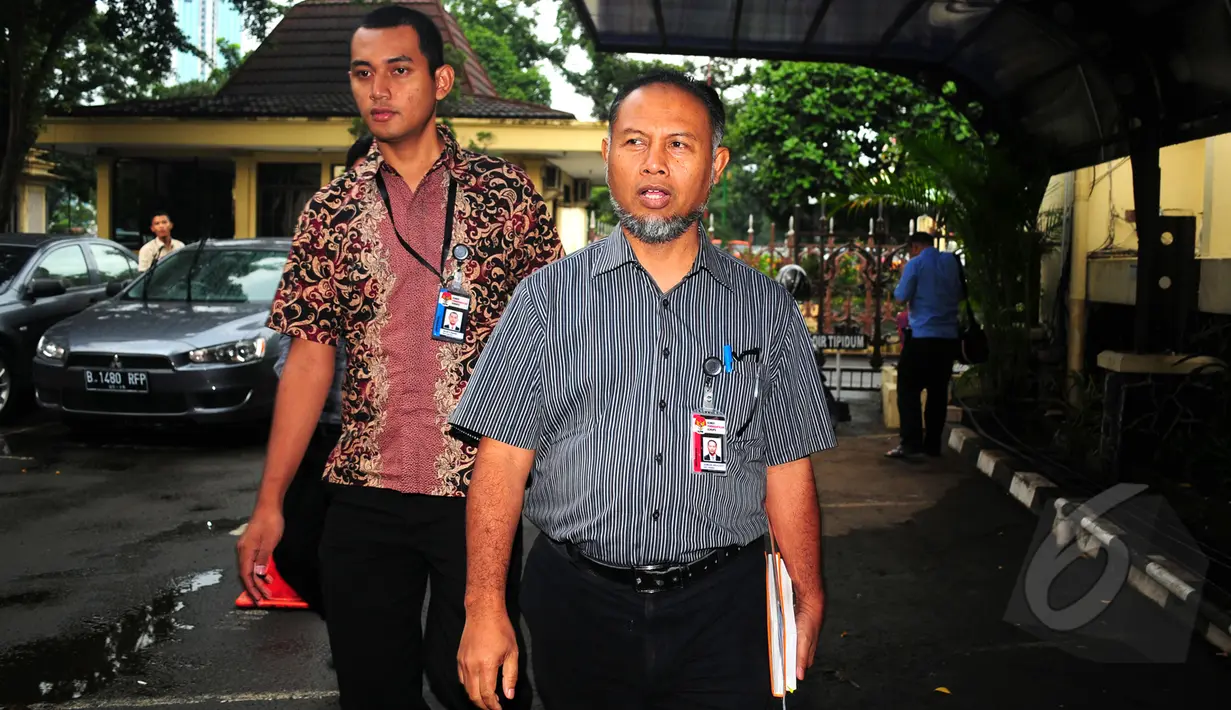 Wakil Ketua KPK nonaktif Bambang Widjojanto saat memenuhi panggilan penyidik Bareskrim Polri, Jakarta, Rabu (11/3/2015). BW diperiksa sebagai saksi tersangka ZA dalam kasus sengketa Pilkada Kotawaringin Barat di MK tahun 2010. (Liputan6.com/Yoppy Renato)