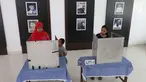 Warga berada di bilik suara untuk mencoblos pada Pilkada Serentak 2018 di TPS 2 yang berada di dalam Museum Juang Taruna, Tangerang, Rabu (27/6). Warga Kota Tangerang menyalurkan suaranya dalam Pemilihan Walikota tahun ini. (Liputan6.com/Angga Yuniar)