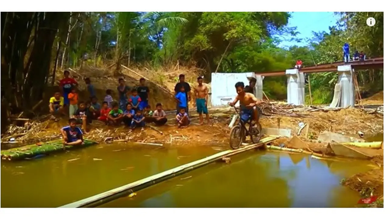 Aksi Lucu Ninja Warrior Versi Kearifan Lokal Ini Bikin Cengar-cengir