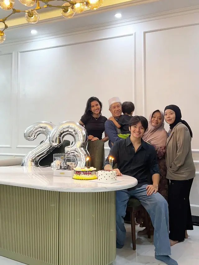 Angga Yunanda rayakan ultah ke-23 bersama Shenina Cinnamon (Foto: instagram angga)