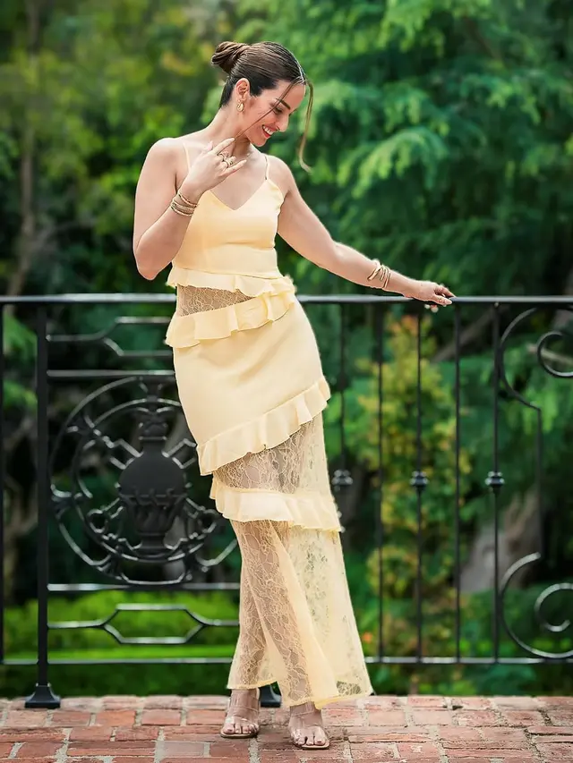 Padu Padan Dress Kuning Nia Ramadhani dan Model Rambut Panjang (Foto: Instagram @ramadhaniabakrie)