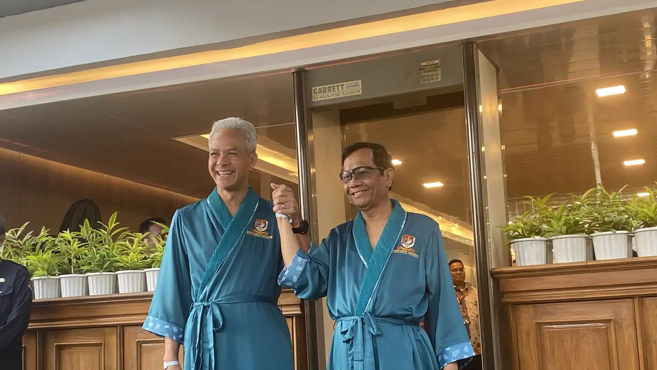 Bakal calon presiden dan wakil presiden Ganjar Pranowo dan Mahfud Md menjalani tes kesehatan di Rumah Sakit Pusat Angkatan Darat Gatot Subroto (RSPAD), Minggu (22/10/2023). (Liputan6.com/Ady Anugrahadi)