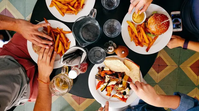 Ilustrasi Makan Besar (Pixabay)
