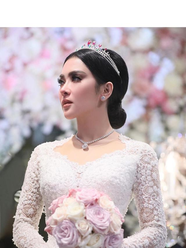 7 Gaya Syahrini saat Kenakan Kebaya, Cantik dan Memesona