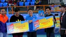 Kegembiraan terpancar dari peserta yang menjadi juara Popmie InstaHits Grand Final Kompetisi Frestyle Bakset Ball, Senayan, Minggu (17/2/2015). (Liputan6.com/Faisal R syam) 