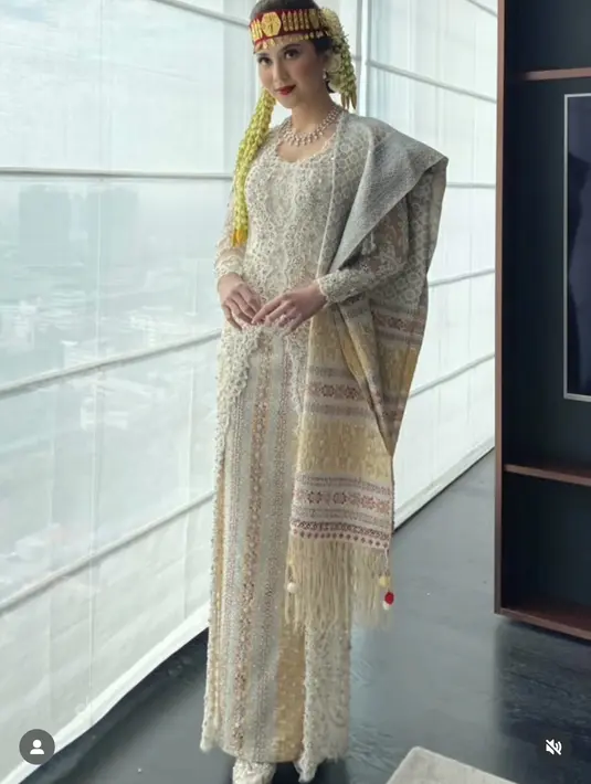 Dalam keterangannya, Merdi Sihombing menulis jika Jessica Mila memakai Ulos Padang Ursa & Songket Toba. ([Foto: @veraanggraini_kebaya]