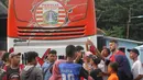 Striker Persija Jakarta, Marko Simic dikerubuti penggemarnya usai latihan di Lapangan Sutasoma, Jakarta, Senin (12/3/2018). Persija berlatih jelang laga Piala AFC melawan Song Lam Nghe An. (Bola.com/Asprilla Dwi Adha)