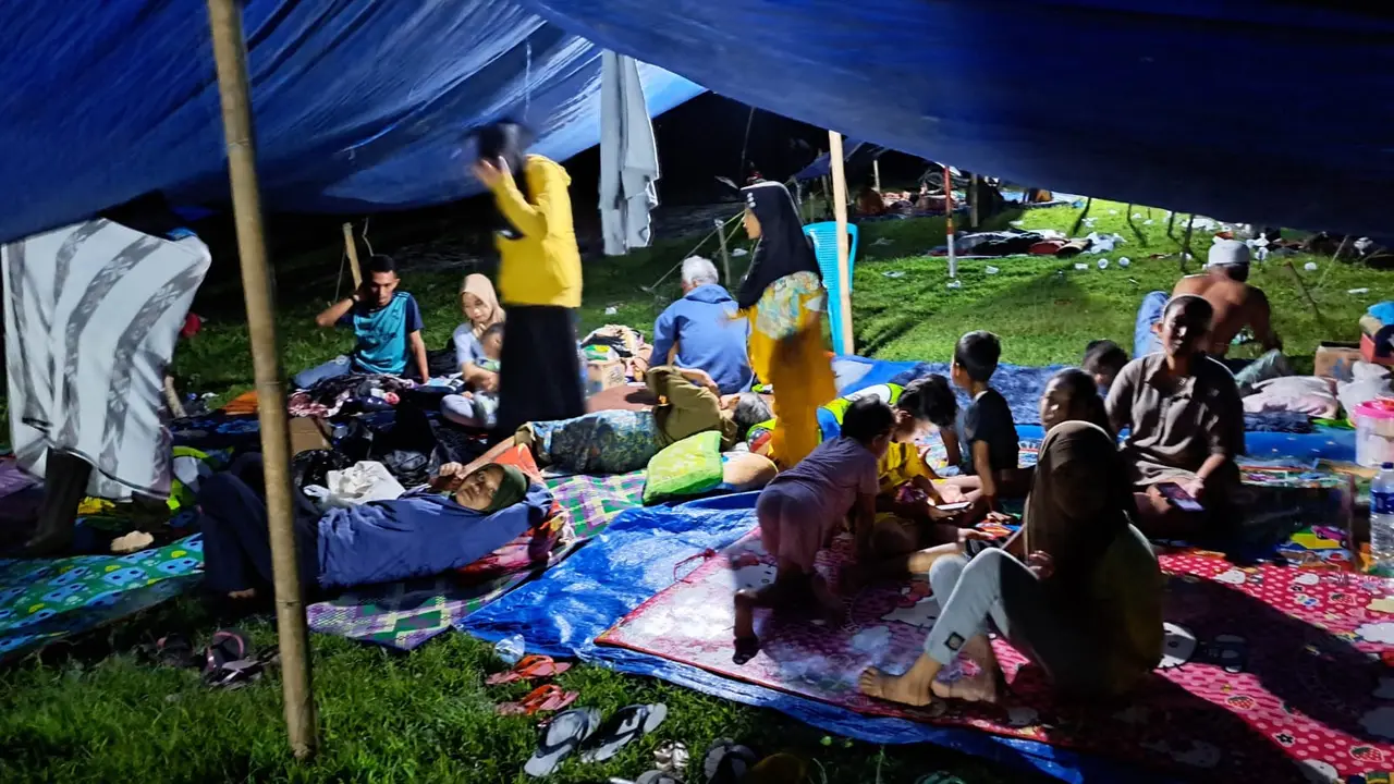 Warga Bawean di tenda pengungsian akibat gempa. (Istimewa)