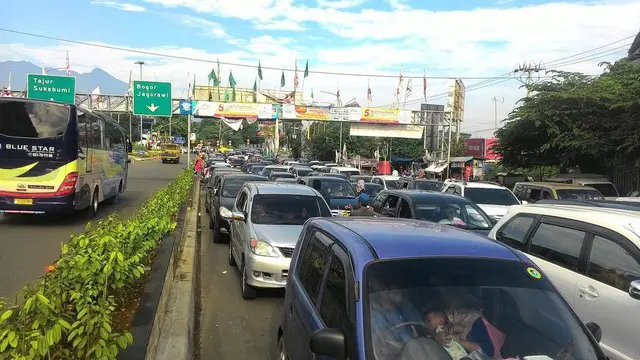 Satlantas Polres Bogor putuskan untuk berlakukan lalu lintas satu arah untuk mengurai kemacetan. 