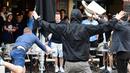 Seorang suporter Rusia melempar kursi ke arah fans Inggris saat bentrok antara kedua kubu di Lille, Prancis, Selasa (14/6/2016) atau Rabu dini hari WIB. (AFP/Leon Neal)