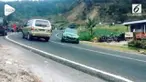 Sebuah mobil melesat dengan kecepatan tinggi di tikungan tajam. Mobil kemudian hilang kendali dan menabrak wc di sebuah warung makan.