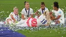 Para pemain Timnas Wanita Inggris merayakan kemenangan di ajang Euro 2022 usai mengalahkan Jerman 2-1 pada babak final di stadion Wembley, di London, pada Juli 31 Desember 2022. (AFP/Justin Tallis)