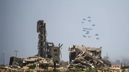 Otoritas Kementerian Dalam Negeri Gaza mendesak dihentikannya penerjunan bantuan kemanusiaan via udara. (Eyad BABA/AFP)