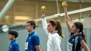 Princess of Wales, Kate Middleton (dua kanan), mempraktekan apa yang biasa dilakukan ball boy disela-sela pertandingan ekshibisi melawan Roger Federer jelang Turnamen Tenis Grand Slam Wimbledon 2023 di The All England Tennis Club in Wimbledon, Sabtu (24/6/2023). (AFP/AELTC/Thomas Lovelock)