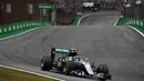 Pebalap Mercedes, Lewis Hamilton, merebut pole position setelah menjadi yang tercepat pada sesi kualifikasi F1 GP Brasil di Sirkuit Interlagos, Sabtu (12/11/2016). (AFP/Nelson Almeida)