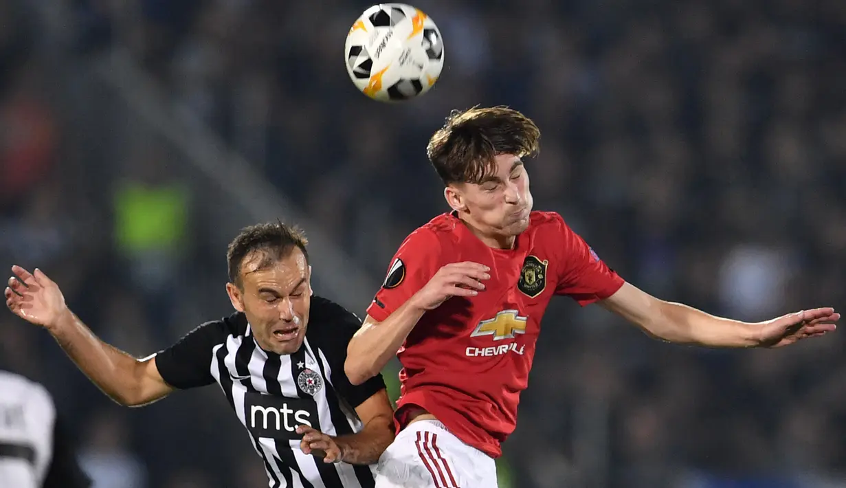 James Garner. Gelandang bertahan Inggris yang dipromosikan Manchester United dari tim akademi sejak awal musim 2020/2021 ini nyatanya kesulitan bersaing untuk merebut posisi utama dan akhirnya justru dipinjamkan MU ke Watford dan Nottingham Forest. Usai mampu membawa Nottingham Forest promosi ke Premier League, MU pun menariknya pulang di awal musim ini. Namun peluangnya kembali tertutup untuk menjadi pilihan utama usai kedatangan Casemiro dari Real Madrid. Everton dikabarkan tertarik mendatangkannya menjelang ditutupnya bursa transfer musim panas ini. (AFP/Andrej Isakovic)