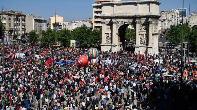 Para pengunjuk rasa memperingati Hari Buruh Internasional di Marseille, Prancis selatan, pada Senin (1/5/2023). (Dok. AFP/ Clement Mahoudeau).