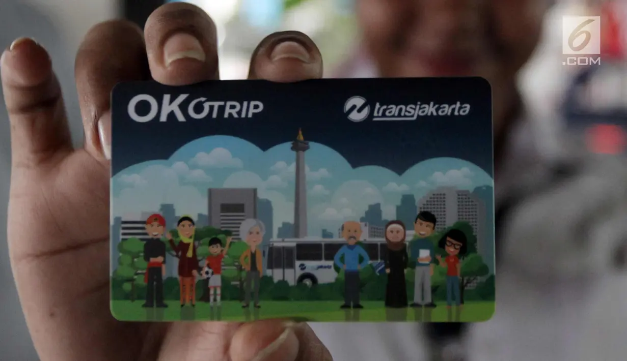 Penumpang menunjukkan kartu OK OTrip di Terminal Kampung Melayu, Jakarta, Rabu (17/1). Pemprov DKI Jakarta mulai menguji coba program OK OTrip dengan rute dari Kampung Melayu - Duren Sawit dan Semper - Rorotan. (Liputan6.com/Arya Manggala)