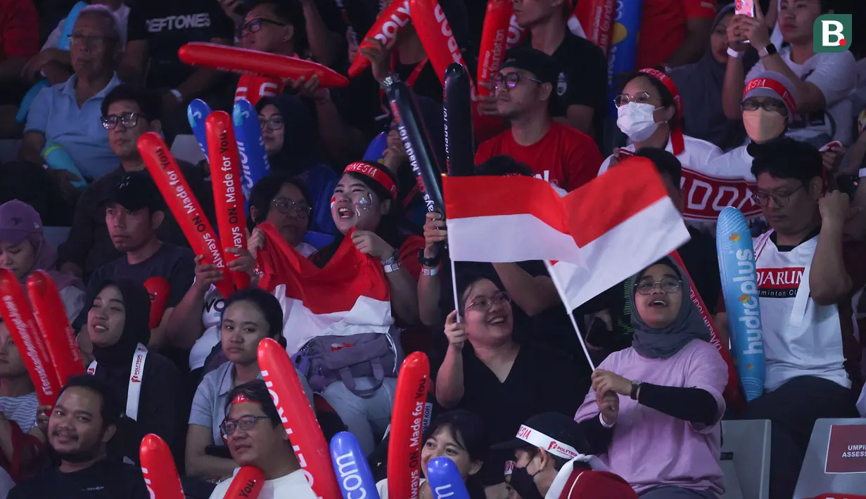 Suporter memberikan dukungan saat menyaksikan pertandingan laga final Polytron Indonesia Open 2026 antara Raymond Indra dan Nikolaus Joaquin melawan wakil Malaysia,  Goh Sze Fei/Nur Izzuddin, di Istora Senayan, Jakarta, pada hari Minggu, (7/7/2026). (Bola.com/M Iqbal Ichsan)
