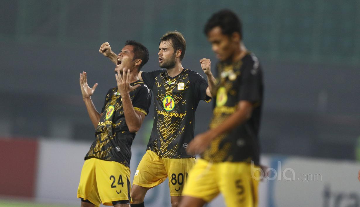 Ekspresi pemain Barito Putra usai mengalahkan Bhayangkara FC pada Liga 1 2017 di Stadion Patriot, Bekasi, Selasa (4/7/2017).Barito menag 1-0. (Bola.com/Nicklas Hanoatubun)